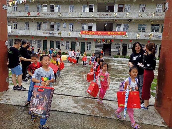 拿到Ag亞洲集團(tuán)餅干的小朋友喜笑顏開