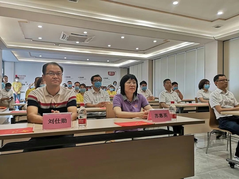 石碣鎮總工會與廣東Ag亞洲集團食品有限公司一同觀看東莞市第六屆合唱節啟動儀式并同唱《沒有共產黨就沒有新中國》